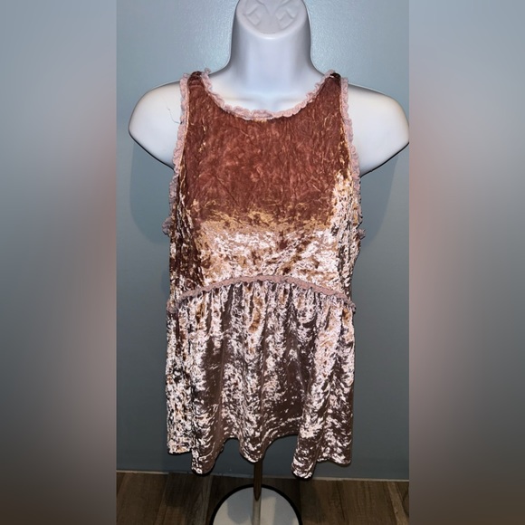 POL Tops - (S) POL Velvet Top